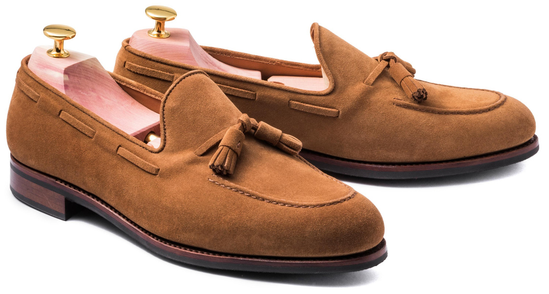 Tasselled loafer in cognac — not a trainer